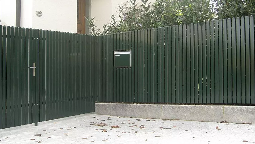 Haus-und-Garten-Staketenzaun-in-Alu.jpg