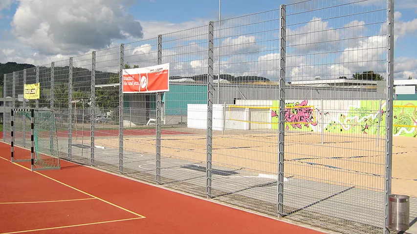 Sport-und-Freizeit-Doppelstabmattenzaun-Ballfang.jpg