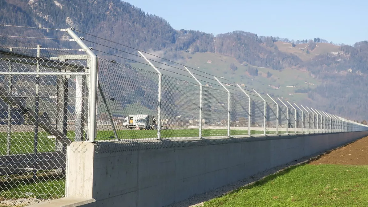Webseite_Industrie_und_oeffentliche_Sicherheit-Diagonalgeflechtzaun.jpg